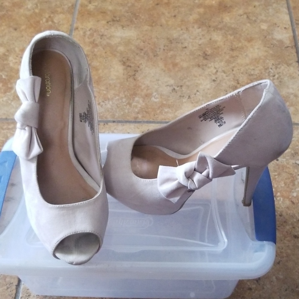 Xhilaration Pumps with side bow
